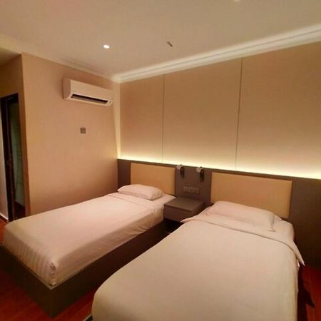 Super Oyo 998 Queen City Hotel Джорджтаун Экстерьер фото