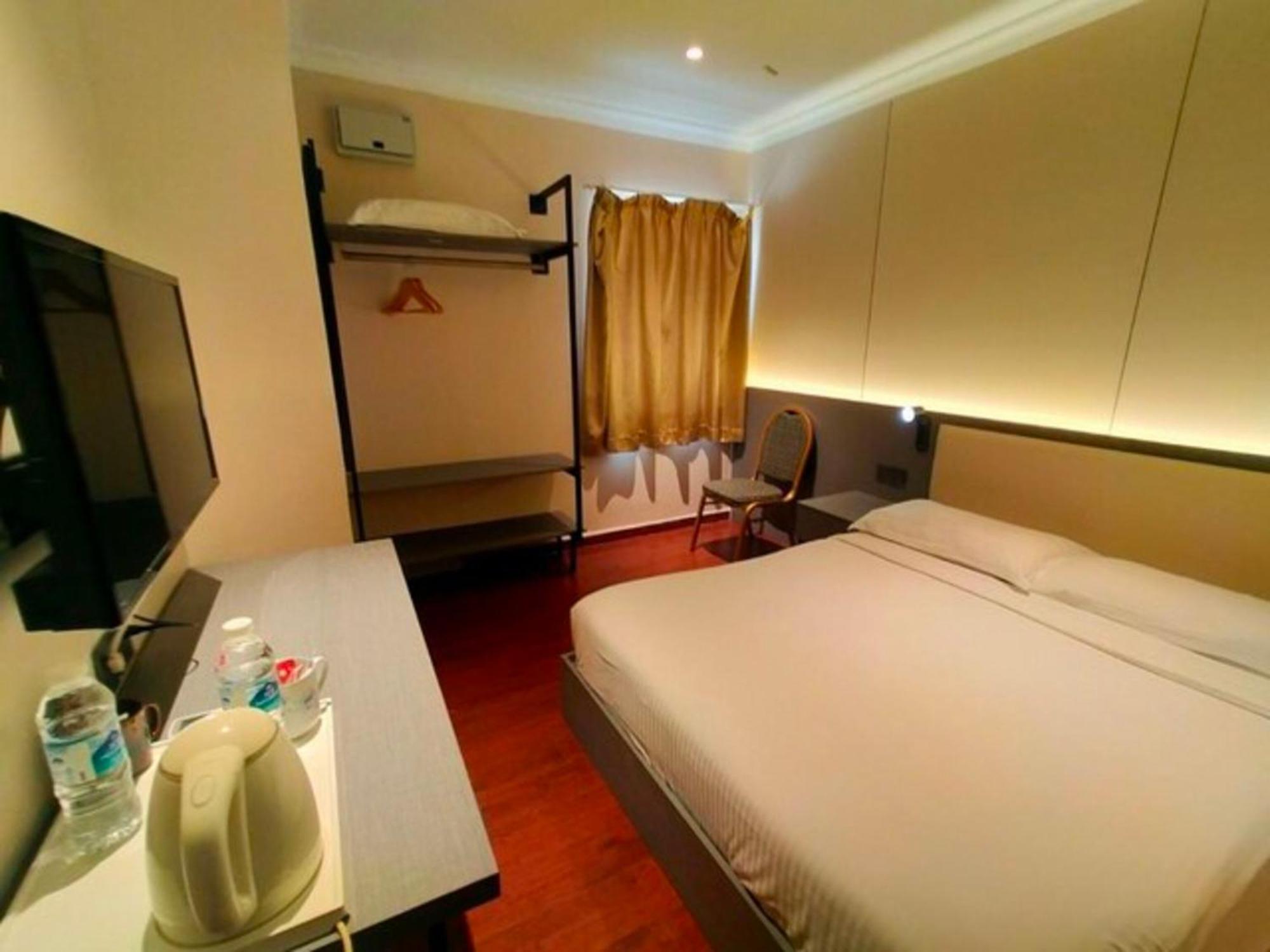 Super Oyo 998 Queen City Hotel Джорджтаун Экстерьер фото