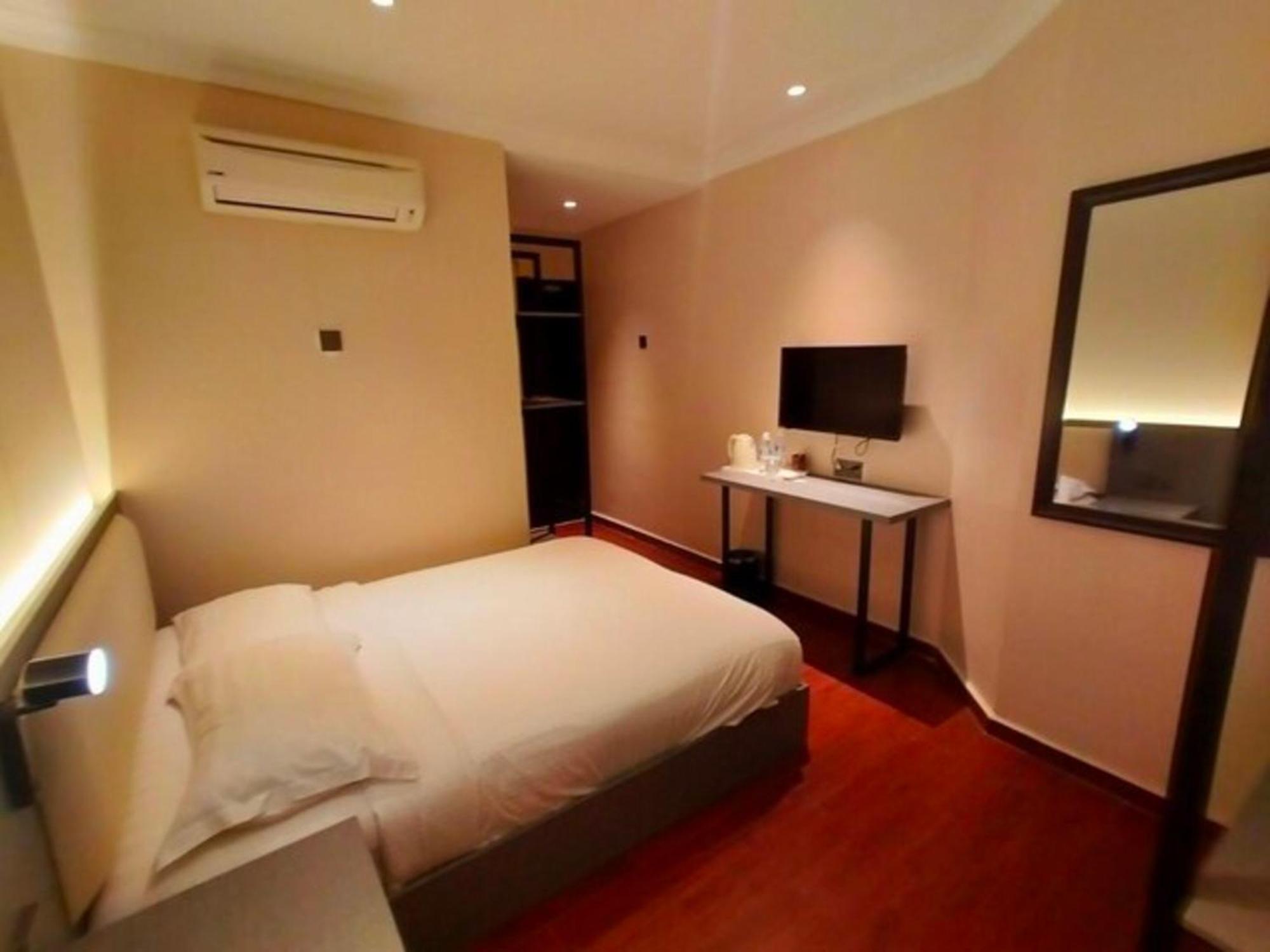 Super Oyo 998 Queen City Hotel Джорджтаун Экстерьер фото